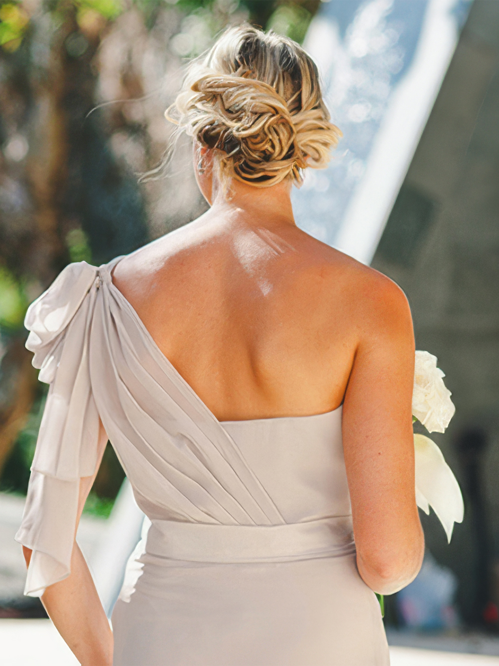 Pretty wedding bouquets curated for pastel mix and match bridesmaid dresses.