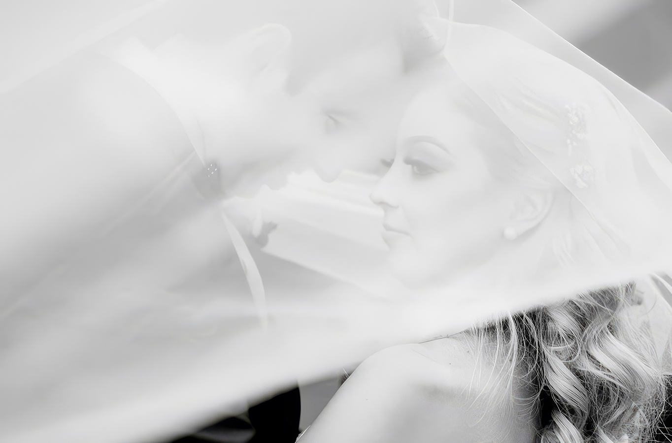 romantic-veil-wedding-portrait-black-and-white Romantic fine art black and white portrait of the newlywed couple under a wedding veil.