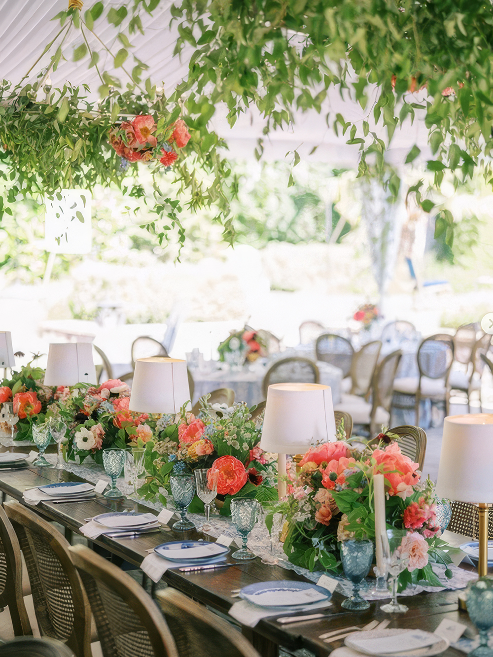 wedding-table-flower-arrangements-in-peach-apricot-cream-colours